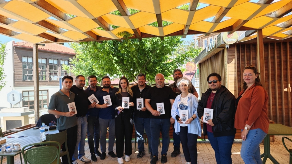 ‘GAZETECİNİN MESAİSİ OLMAZ’ KİTABINI EDİRNE YEREL BASININA ADADI